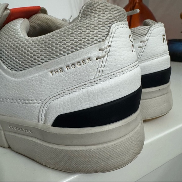 On THE ROGER Centre Court Tennis Sneaker size 8. Like new, excellent condition. - Picture 4 of 7